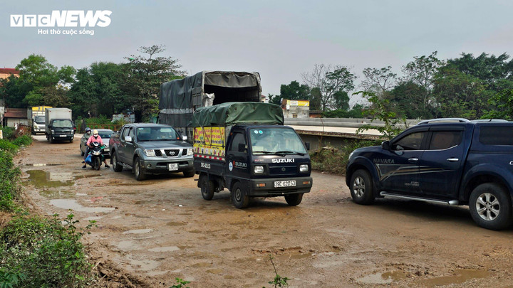 Cầu tạm xuống cấp với nhiều ổ voi, ổ gà.