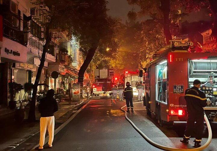 Vụ cháy nhà trên phố Hàng Lược khiến 4 người tử vong. (Ảnh: Mạnh Hùng)