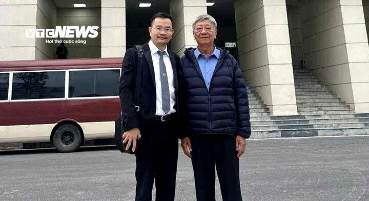 Ông Nguyễn Thành Danh (bên phải) và luật sư Nguyễn Thành Công (đoàn luật sư TP.HCM).