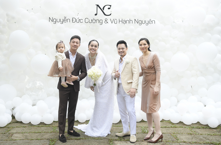 Con gái MC Anh Tuấn nhanh chóng trở thành tâm điểm chú ý của quan khách. Cô bé sở hữu vẻ ngoài bụ bẫm, đáng yêu với cặp má "bánh bao" và làn da trắng hồng.