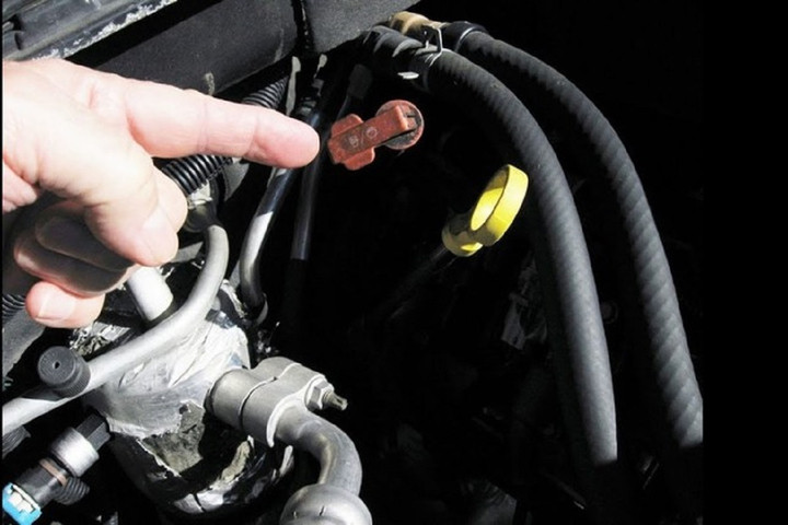 Que thăm dầu hộp số thường đặt gần với vị trí của que thăm dầu động cơ. (Ảnh minh họa).