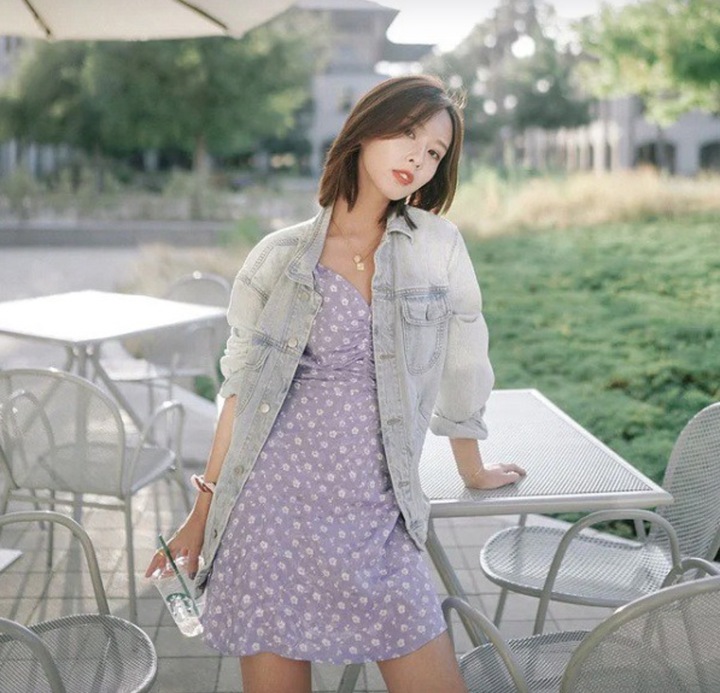Váy hoa ngắn cùng áo khoác denim khiến bạn thêm tươi trẻ và nổi bật. Vì mẫu váy dáng ngắn nên chị em sẽ được cải thiện chiều cao tối ưu.