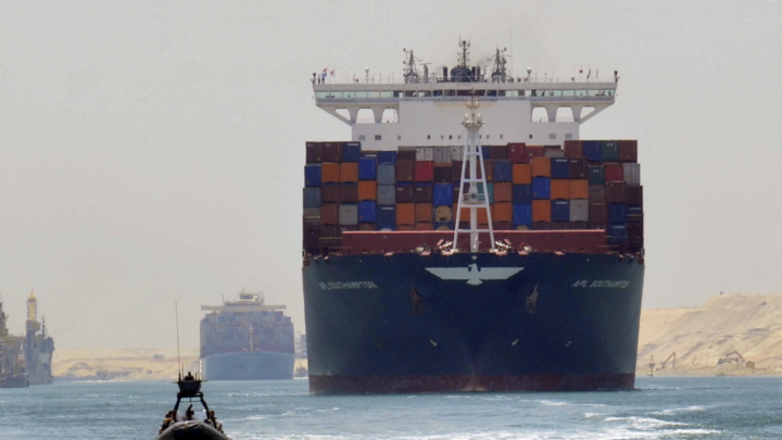 Tàu chở hàng di chuyển qua kênh đào Suez. (Ảnh: Reuters)