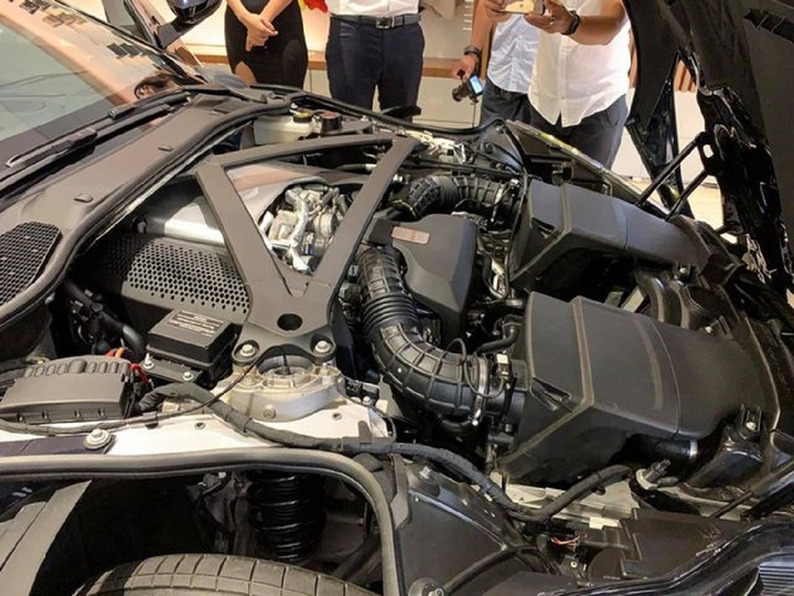 Thanh cân bằng trên chiếc Aston Martin DB11 là chi tiết thanh kim loại hình tam giác màu đen. (Ảnh minh hoạ).