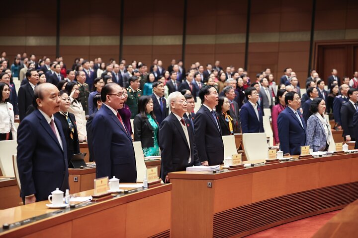 Tổng Bí thư Nguyễn Phú Trọng cùng các lãnh đạo Đảng, Nhà nước, nguyên lãnh đạo Đảng, Nhà nước, các đại biểu Quốc hội thực hiện nghi thức chào cờ tại phiên khai mạc.