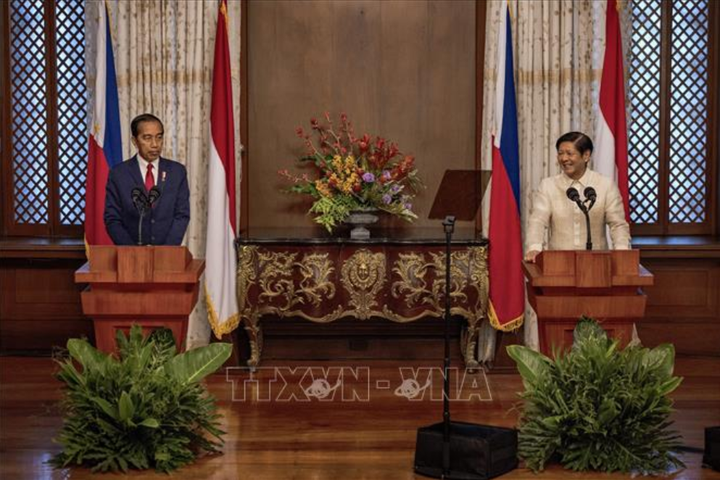 Tổng thống Philippines Ferdinand Marcos Jr. (phải) và Tổng thống Indonesia Joko Widodo tại cuộc họp báo chung ở Manila ngày 10/1/2024. (Ảnh: AFP/TTXVN)