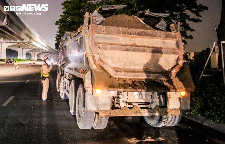 CSGT Công an TP Hà Nội trong một lần ra quân xử lý xe chở vật liệu xây dựng không che đậy, làm rơi vãi ra đường. (Ảnh: Ngô Nhung)