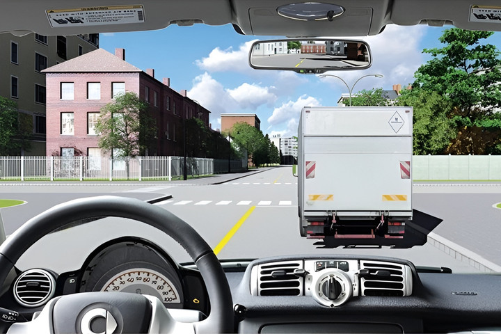 Tài xế có được vượt xe tải để đi thẳng trong trường hợp này? - 1