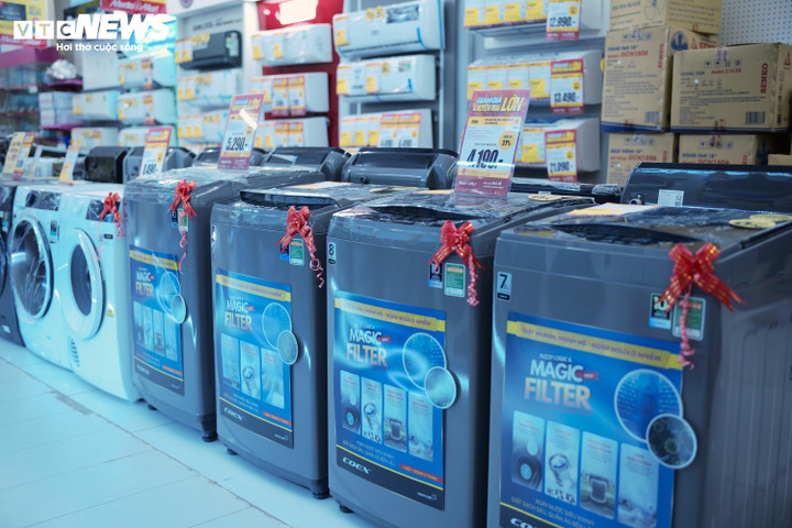 Hầu như tất cả các mặt hàng điện máy dân dụng đều đang được khuyến mại lớn ở Hà Nội.