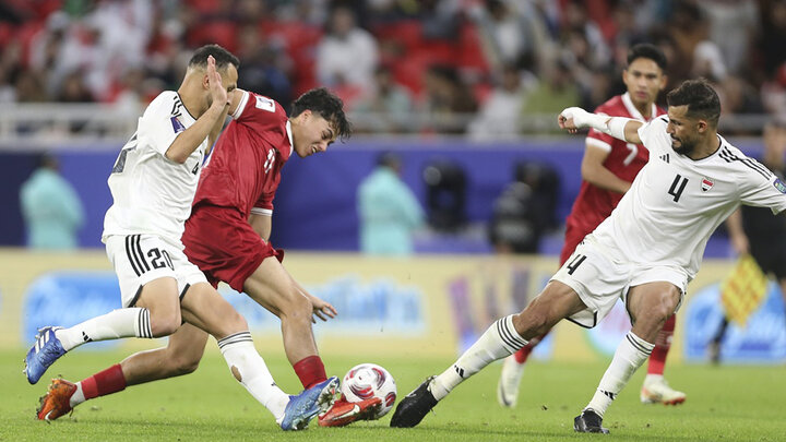 Indonesia (áo đỏ) thua Iraq ở trận ra quân Asian Cup 2023.