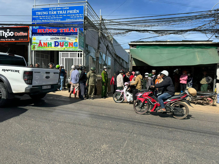 Rất đông người dân hiếu kì tập trung tại khu vực xảy ra vụ việc.