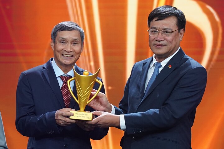 HLV Mai Đức Chung được vinh danh tại Cúp Chiến thắng 2023.