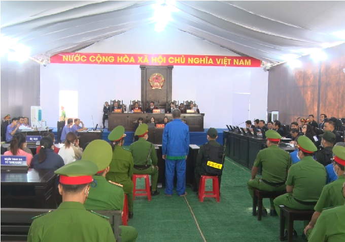 Hội đồng xét xử tiến hành thẩm vấn tại phiên toà.