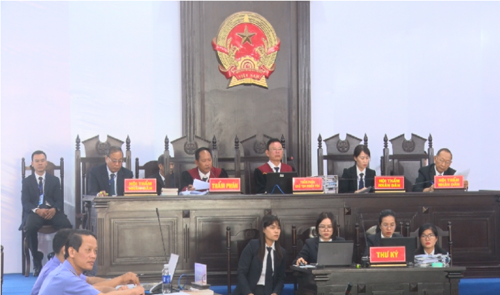 Hội đồng xét xử làm việc tại phiên toà.