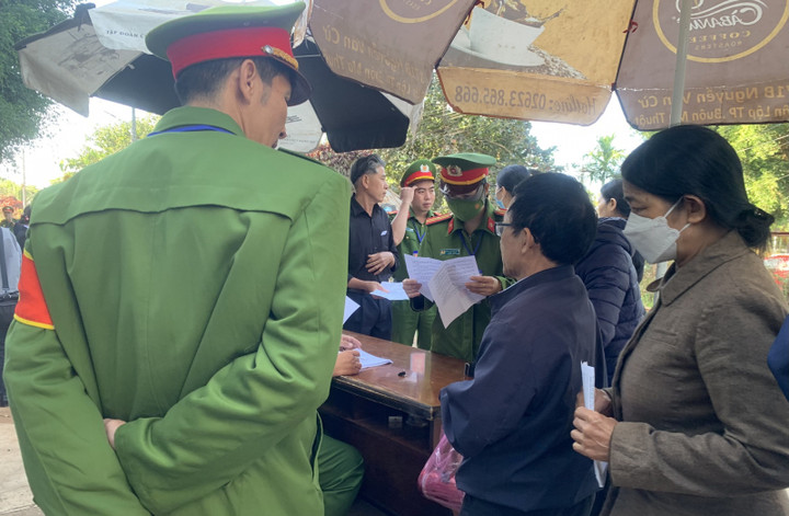 Bảo đảm an ninh trật tự bên ngoài phòng xét xử.