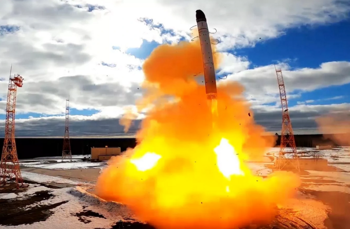 Tên lửa đạn đạo xuyên lục địa RS-28 được khai hỏa trong lần phóng thử từ Sân bay vũ trụ Plesetsk. (Ảnh: Sputnik)
