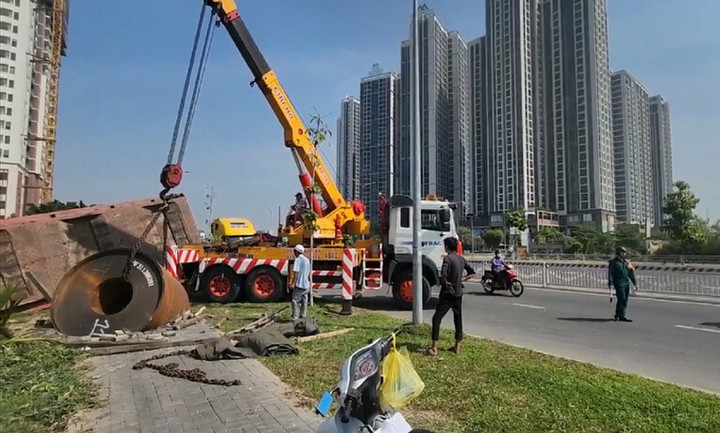 Lực lượng chức năng khắc phục sự cố tai nạn. (Ảnh: ĐV)