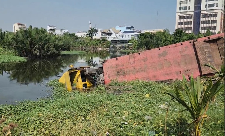 Hiện trường vụ tai nạn xe container lao xuống hồ. (Ảnh: ĐV)