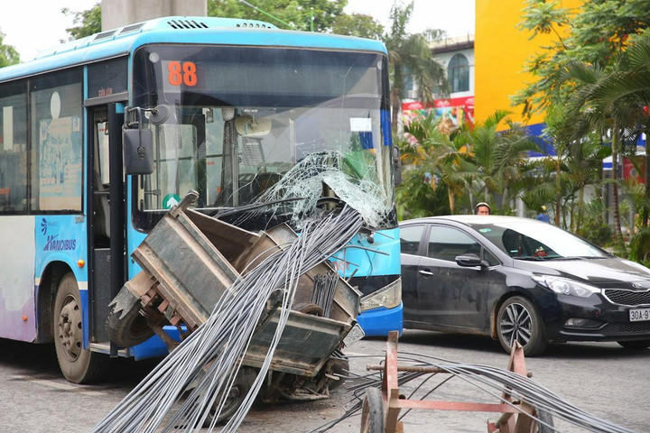 Xe ba bánh chở bó thép hơn 10m xuyên thủng đầu xe buýt trên phố Hà Nội hồi tháng 5/2022.