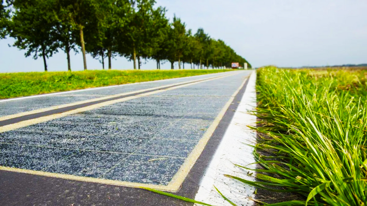Những tấm quang điện bám dính liền mạch vào các bề mặt đường dành cho xe đạp và bãi đỗ xe để thu năng lượng mặt trời. (Ảnh: Wattaway)