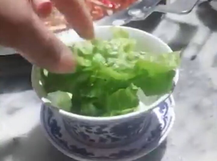 Vào nhà hàng quán ăn phổ biến gọi lẩu, được mang lại đích một cọng rau xanh dùng với - 1