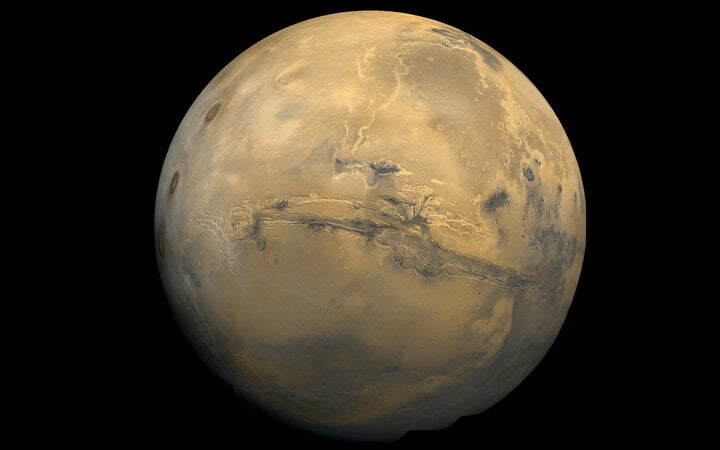 Sao Hỏa không chỉ có ngọn núi lửa lớn nhất Hệ Mặt trời, mà còn có hẻm núi lớn nhất. Hẻm núi Valles Marineris dài khoảng 3.000 km, dài gấp gần khoảng 4 lần so với hẻm núi Grand Canyon trên Trái Đất, vốn có chiều dài khoảng 800 km. (Ảnh: NASA).