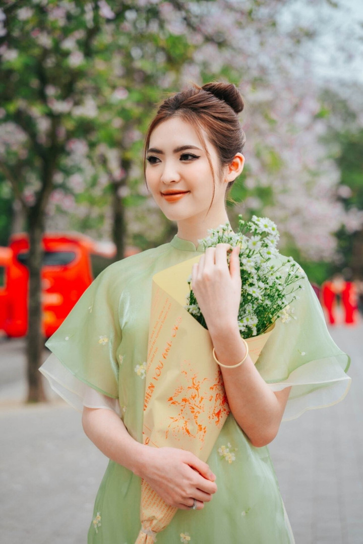 Lan quan niệm, có được nhan sắc khả ái là sự may mắn, nhưng "chỉ đẹp thôi chưa đủ". Một cô gái có gương mặt đẹp nhưng không biết cách ứng xử, hiểu biết hạn hẹp thì rất khó để khẳng định bản lĩnh cá nhân.