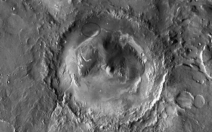 Nổi tiếng nhờ cuộc đổ bộ của tàu thám hiểm Curiosity vào năm 2012, miệng núi lửa Gale được phát hiện là nơi chứa nhiều bằng chứng về nước trong quá khứ. Tàu Curiosity tình cờ gặp được một lòng suối trong vòng vài tuần, sau khi hạ cánh và tìm thấy nhiều bằng chứng hơn về nước trong suốt hành trình dọc theo đáy miệng núi lửa này. Thậm chí, tàu Curiosity đã từng nhiều lần phát hiện ra các phân tử hữu cơ phức tạp trong khu vực. Kết quả thăm dò năm 2018 cũng công bố một số chất hữu cơ được phát hiện bên trong những tảng đá 3,5 tỷ năm tuổi. Tàu thăm dò cũng tìm thấy nồng độ khí mê-tan trong khí quyển thay đổi theo mùa. Khí mê-tan là một nguyên tố có thể được tạo ra bởi vi khuẩn, cũng như các hiện tượng địa chất nên vẫn chưa rõ liệu đó có phải là dấu hiệu của sự sống hay không. (Ảnh:NASA/JPL-Caltech/ASU).