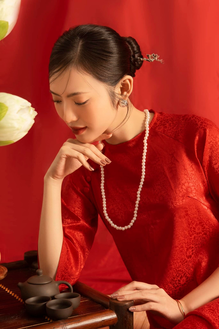 “Việc thực hiện các bộ ảnh áo dài là cách để em truyền bá nét đẹp văn hóa của người Việt đến bạn bè quốc tế. Đồng thời, khi thời trang ngày càng trở nên đa dạng và phong phú, việc lan tỏa trang phục truyền thống đến gần hơn với các bạn trẻ là điều cần thiết”, Lan cho hay.