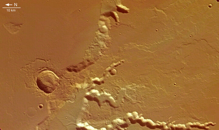 Medusae Fossae là một trong những địa điểm kỳ lạ nhất trên sao Hỏa, một số người thậm chí còn suy đoán rằng, nó có bằng chứng về một vụ tai nạn  UFO nào đó. Lời giải thích hợp lý hơn thì đây là một mỏ núi lửa khổng lồ, có diện tích bằng khoảng 1/5 diện tích nước Mỹ. Theo thời gian, gió sao Hỏa khắc nghiệt đã biến những tảng đá khu mỏ núi lửa thành một số hình dạng đẹp mắt. Tuy nhiên, các chuyên gia sẽ phải cần nghiên cứu nhiều hơn để tìm hiểu cách cấu trúc Medusae Fossae hình thành thực sự. (Ảnh: ESA).