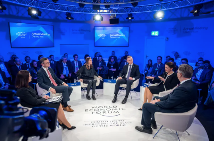 Ngoại trưởng Ukraine Dymtro Kuleba, thứ hai từ trái sang, tại Diễn đàn Kinh tế Thế giới ở Davos, Thụy Sĩ. (Ảnh: Getty)