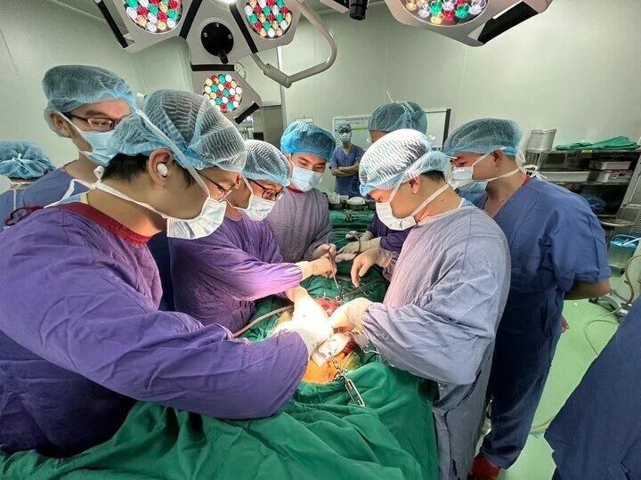 Ekip bác bỏ sĩ phẫu thuật lấy tạng người hiến. (Ảnh: VNHOT)