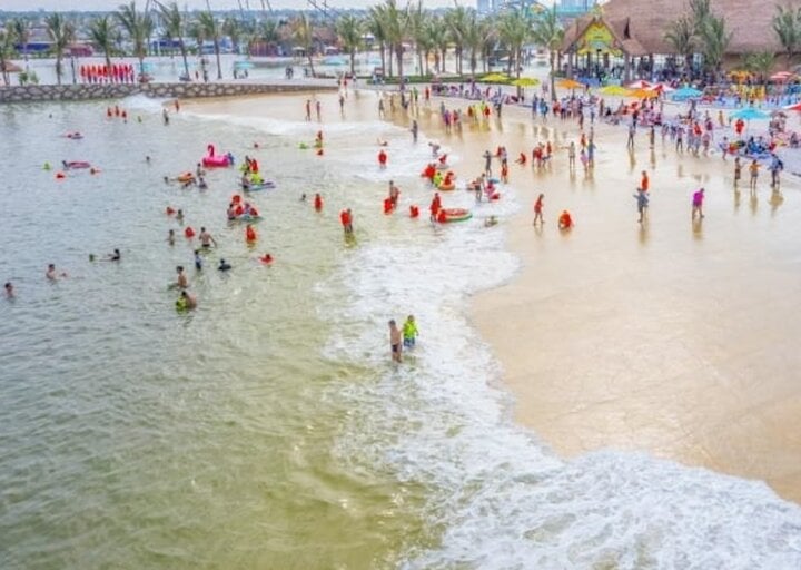 Không phải về những địa phương có biển du khách cũng có thể trải nghiệm cảm giác tắm biển tại các bãi biển nhân tạo ngay tại thủ đô. (Ảnh: Bảo Anh)