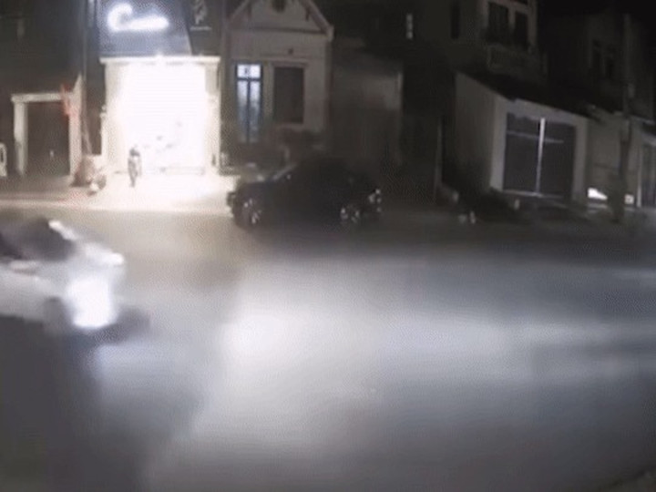 Hình ảnh lúc nạn nhân gặp tai nạn do bị nhóm thanh niên đuổi đánh. (Ảnh: Công an cung cấp).