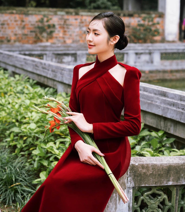 Nữ sinh được bạn bè nhận xét là người hòa đồng và thích khám phá những điều mới mẻ. Ngoài việc trau dồi kiến thức chuyên môn, Lan cũng rất yêu thích nghệ thuật, đặc biệt là làm mẫu ảnh.