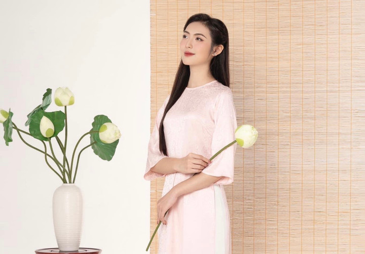 Lan lựa chọn ngành học này với mong muốn mang hình ảnh, con người Việt Nam đến khắp thế giới. “Sau lần đầu tiên xem cảnh hạ cờ ở Lăng Bác, em nuôi ước mơ trở thành hướng dẫn viên du lịch để có thể đem hình ảnh đất nước, con người Việt Nam đến với du khách trên khắp thế giới", nữ sinh nói.