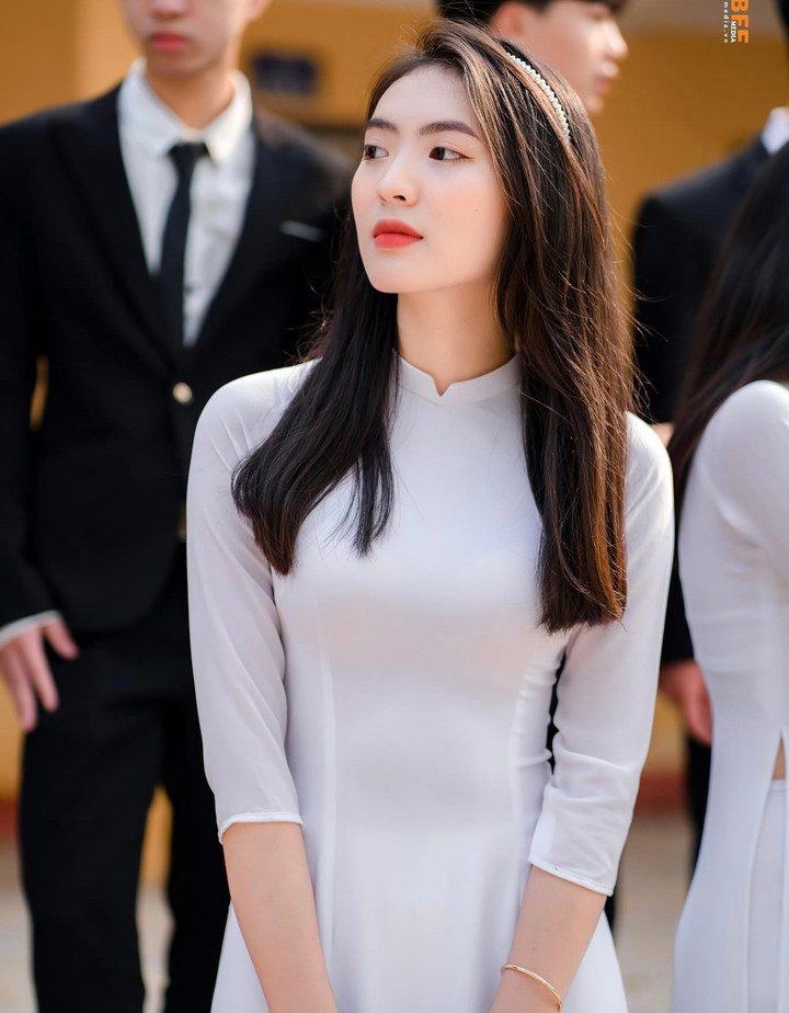 Trên mạng xã hội, mọi người biết đến cô nàng qua những bức ảnh chụp cùng áo dài, mang vẻ đẹp nhẹ nhàng và tinh khôi của người con gái Việt Nam.