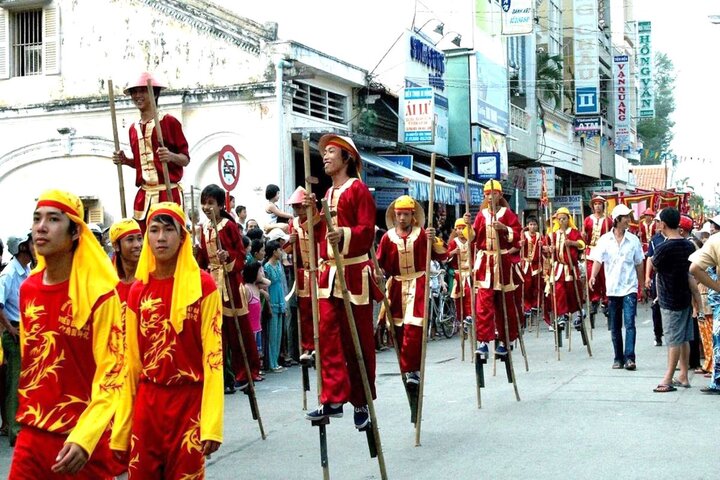 Lễ hội đình Châu Phú tái hiện lại những đóng góp của Thành hoàng Nguyễn Hữu Cảnh. (Ảnh: mia.vn)