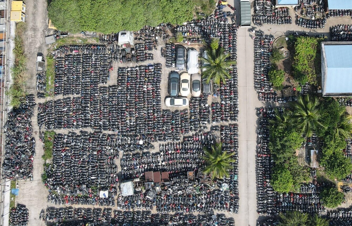 Các bãi xe chứa tang vật của người vi phạm giao thông đã quá tải.