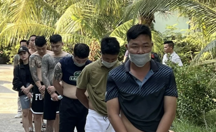 Trịnh Thế Cảnh (đứng đầu) bị bắt khi tụ tập cùng các đồng bọn tại 1 khu resort thuộc ấp Rạch Hàm, xã Hàm Ninh, TP Phú Quốc. Anh