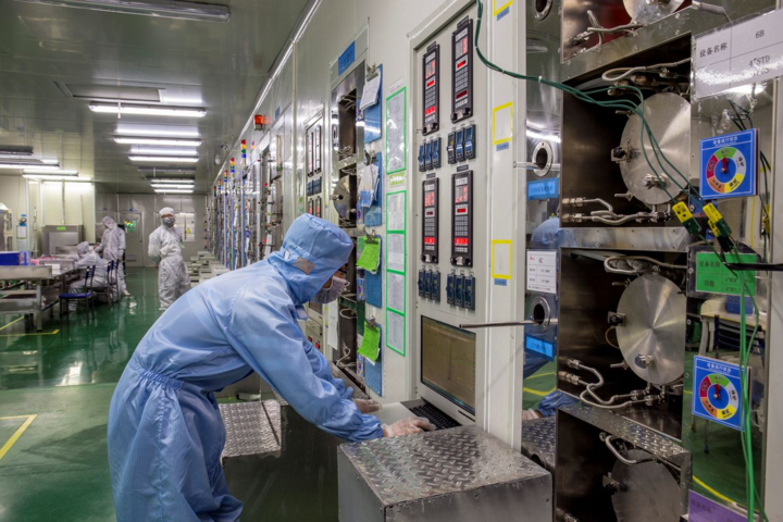 Bên trong dây chuyền sản xuất chip tại nhà máy ở thành phố Trì Châu, tỉnh An Huy, Trung Quốc. (Ảnh: Reuters)