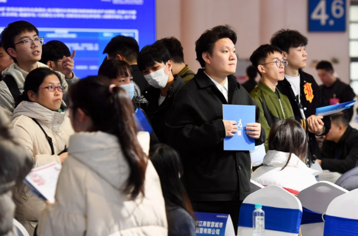 Những người tìm việc tại một hội chợ việc làm ở tỉnh Phúc Kiến, Trung Quốc. (Ảnh: Tân Hoa Xã)