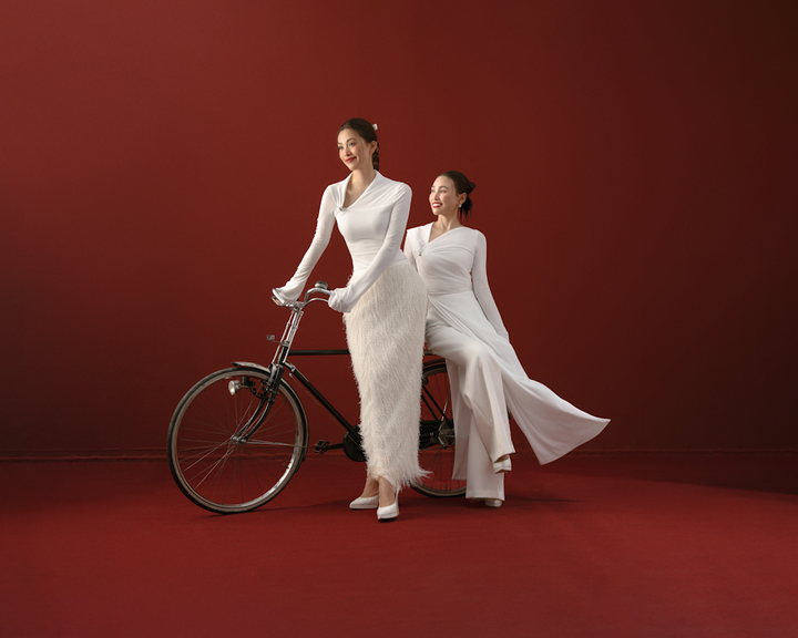 NTK Cường Đàm vừa thực hiện dự án “Cộng hưởng yêu thương” với sự tham gia của diễn viên Ninh Dương Lan Ngọc, Hoa hậu Hương Giang, diễn viên Diệu Nhi, diễn viên Jun Vũ; hoa Hậu Tiểu Vy và hoa hậu Lương Thuỳ Linh. Những người đẹp này sẽ xuất hiện bên cạnh những người mà họ thương yêu. Trong ảnh, Hoa hậu Tiểu Vy chụp ảnh cùng mẹ.