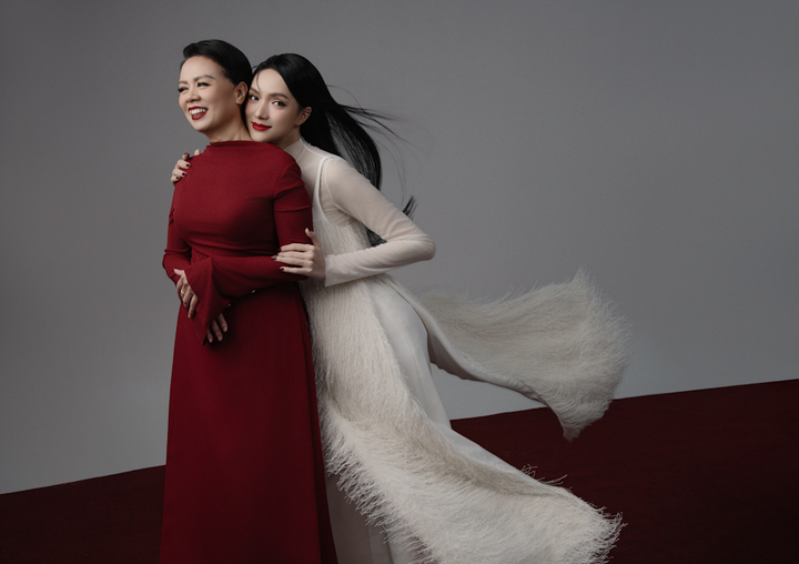 Hoa hậu Hương Giang và mẹ. Nữ nghệ sĩ cho biết, cô luôn biết ơn khi có mẹ đồng hành trong những giai đoạn khó khăn nhất của cuộc sống, luôn ủng hộ ước mơ được sống với đúng con người thật của cô.