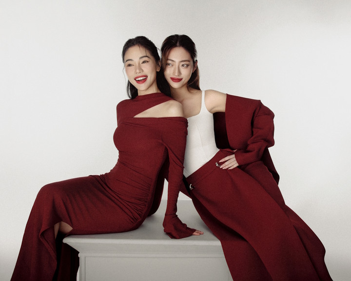 Khi nhắc tới người mẹ thứ hai của mình, Thuỳ Linh luôn kể về sự chăm sóc, bao dung và kiên nhẫn của mẹ Dung với cô gái chưa đầy 20 tuổi ngày đó. Mẹ Dung luôn hướng cho Linh những gì tốt đẹp nhất, dìu dắt để cô nàng vừa có thể hoàn thành thật tốt những hoạt động vì cộng đồng, vừa hỗ trợ để cô nàng an tâm hoàn thành việc học tập. Mẹ Dung cũng là một hình tượng phụ nữ tài giỏi, mạnh mẽ mà vẫn đầy yêu thương, cộng hưởng thêm cho Linh những giá trị tuyệt vời ấy và tạo nên Lương Thuỳ Linh của ngày hôm nay.