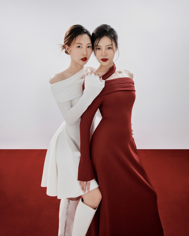 Chạm ngõ điện ảnh với bộ phim “Cánh Đồng Bất Tận” gây tiếng vang mạnh mẽ năm 2009, sau 15 năm hoạt động nghệ thuật Lan Ngọc luôn được yêu mến trong lòng công chúng không chỉ bởi tài năng nghệ thuật, mà còn là hình ảnh gần gũi phía sau máy quay. Trong ảnh, "ngọc nữ màn ảnh Việt" khoe sắc bên chị gái Lan Anh.