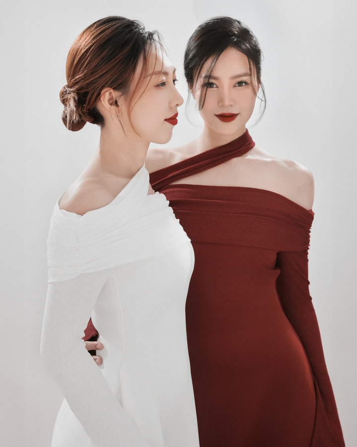 Đằng sau thành công của Lan Ngọc không thể vắng đi hình ảnh chị gái Lan Anh, người luôn đồng hành với cô trong công việc lẫn cuộc sống, ngay từ những bước chân đầu tiên vào nghề. Thời điểm mới bắt đầu sự nghiệp, Lan Anh luôn là người đưa đón, chở em gái đi quay phim khắp nơi để Lan Ngọc theo đuổi giấc mơ điện ảnh của mình. Chị gái cũng như người mẹ thứ hai của Lan Ngọc, cộng hưởng cho trái tim nghệ sĩ của nữ diễn viên những nguồn cảm xúc tình cảm mạnh mẽ và ấm áp