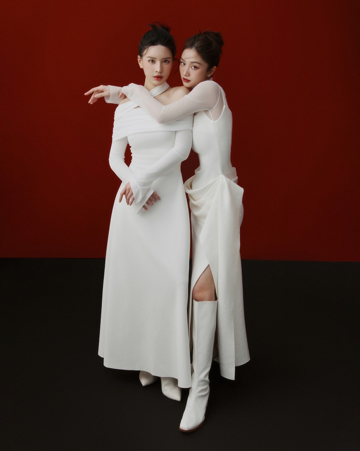 Với phong cách trẻ trung của mình, Jun Vũ và Phương Thảo lựa chọn hai chiếc váy tone trắng mang phong cách tối giản nhưng vẫn tôn lên triệt để những đường nét nữ tính. Sự thanh lịch và tinh khiết của tone màu trắng cũng là một gợi ý phù hợp cho trang phục năm mới.