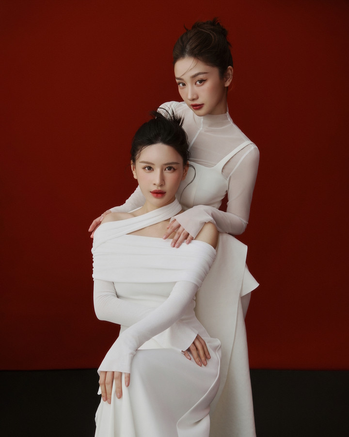 May mắn nhân đôi khi chị họ cũng là người bạn thân của Jun Vũ. Là chị em họ và lại lớn lên cùng nhau từ bé, Jun Vũ chia sẻ: chị gái Phương Thảo như “Partner in Crime” của cô nàng, “đồng phạm” trong mọi hoạt động khám phá, nghịch ngợm ngày bé, tới những trải nghiệm trưởng thành hơn sau này. Sự đồng hành của hai chị em như phép cộng hưởng yêu thương, tiếp thêm sức mạnh tinh thần cho mỗi người trong hành trình cuộc sống.