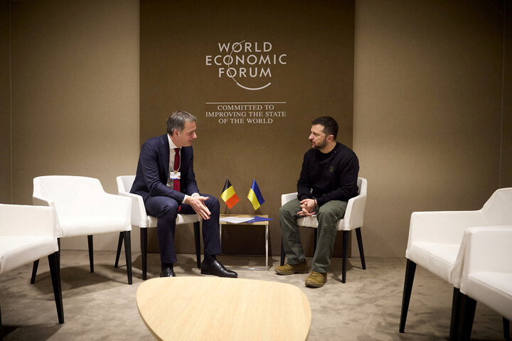 Tổng thống Ukraine Volodymyr Zelensky và Thủ tướng Bỉ Alexander De Croo tham dự cuộc họp bên thềm Diễn đàn kinh tế thế giới (WEF) ở Davos, hôm 16/1. (Ảnh: Reuters)
